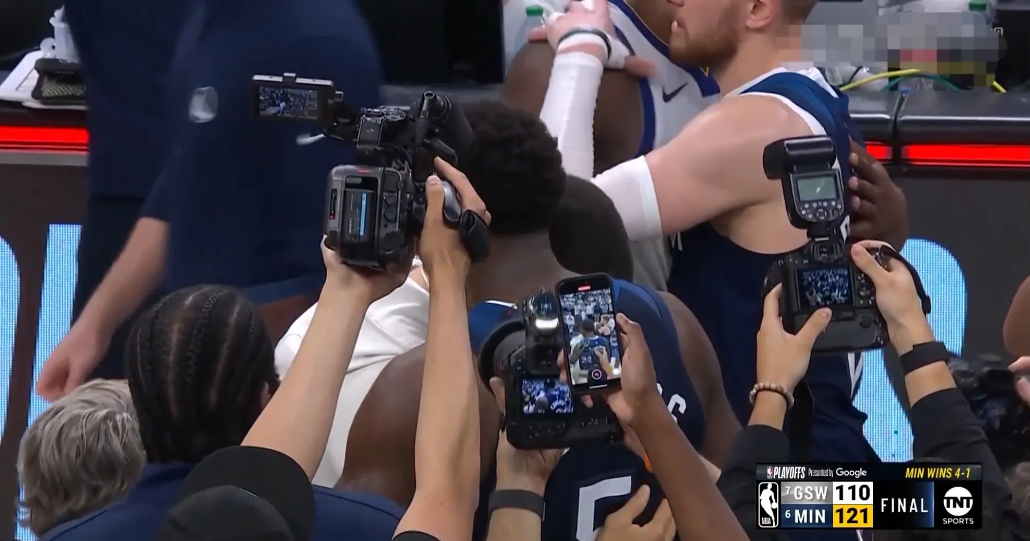 球员实力碰撞,淘汰赛场上激烈冲突 球员实力碰撞,淘汰赛场上激烈冲突