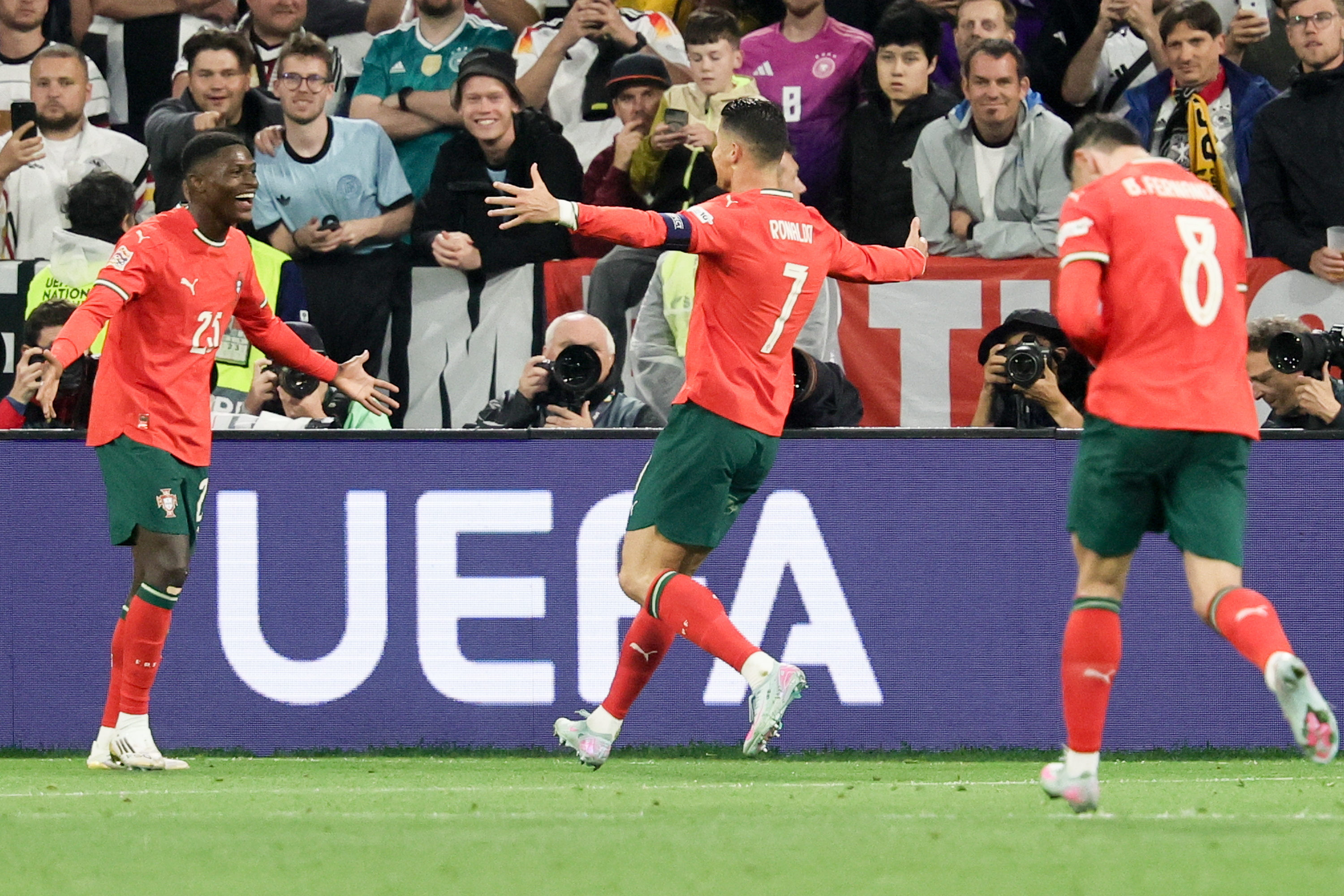 包含欧国联比赛英格兰胜奥地利,士气高涨迎球队的词条 包含欧国联比赛英格兰胜奥地利,士气高涨迎球队的词条