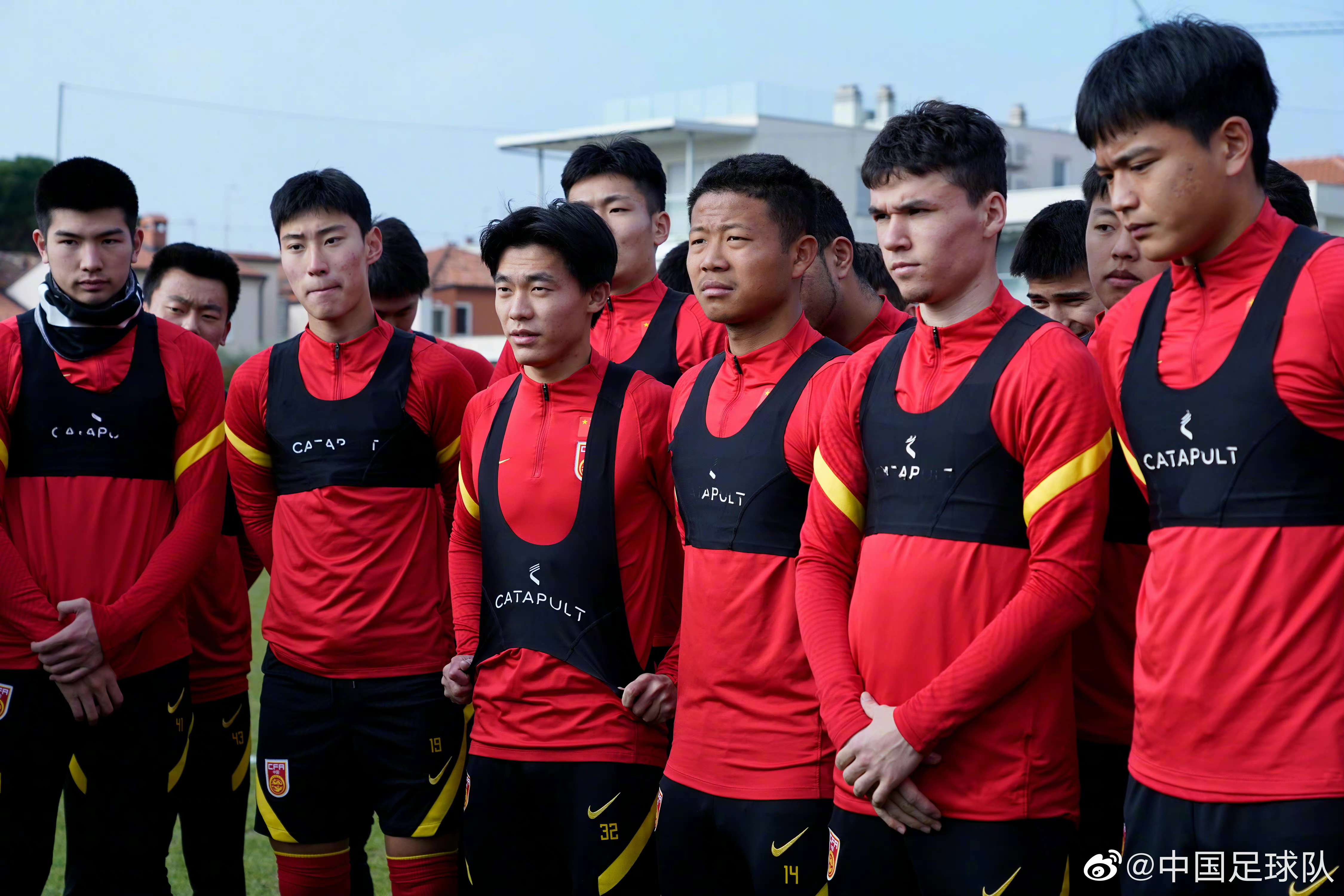 包含乌兹别克斯坦情绪高涨，积极备战下一场比赛的词条