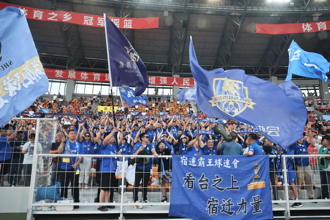 球队士气高涨,决胜关键篮球联赛比赛 球队士气高涨,决胜关键篮球联赛比赛