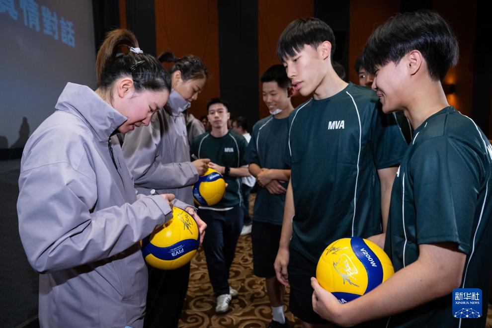 比赛中球员们展现出色技术和团队精神 比赛中球员们展现出色技术和团队精神